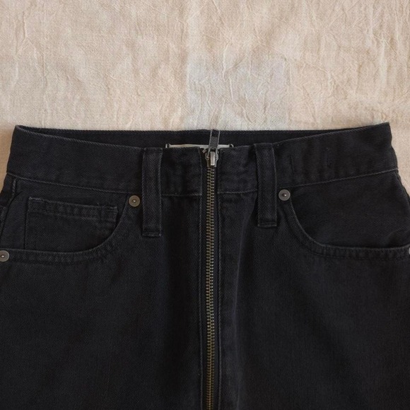 Madewell black denim mini skirt with zipper detail. Size: 23 - Picture 2 of 8